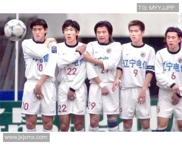 与足球球星亲密合影在球场留下难忘瞬间见证足球荣耀与梦想的交汇 与足球球星亲密合影在球场留下难忘瞬间见证足球荣耀与梦想的交汇