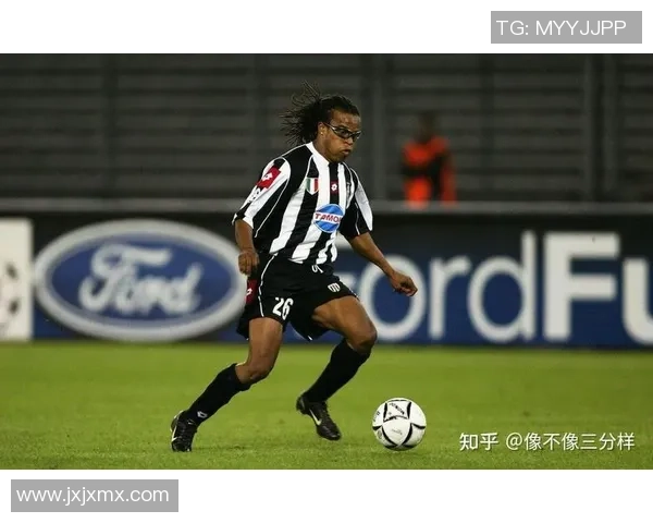 戴护目镜的足球巨星:专注、坚韧、璀璨 戴护目镜的足球巨星:专注、坚韧、璀璨