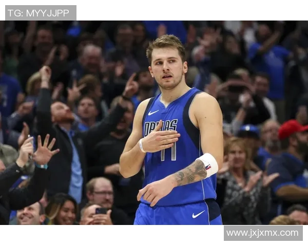 足球迷眼中的球星:荣耀与期待交织的传奇之路 足球迷眼中的球星:荣耀与期待交织的传奇之路